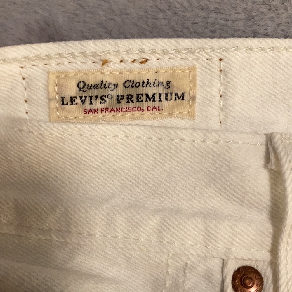 Levi’s Distressed, High Rise Short - Picture 4 of 8
